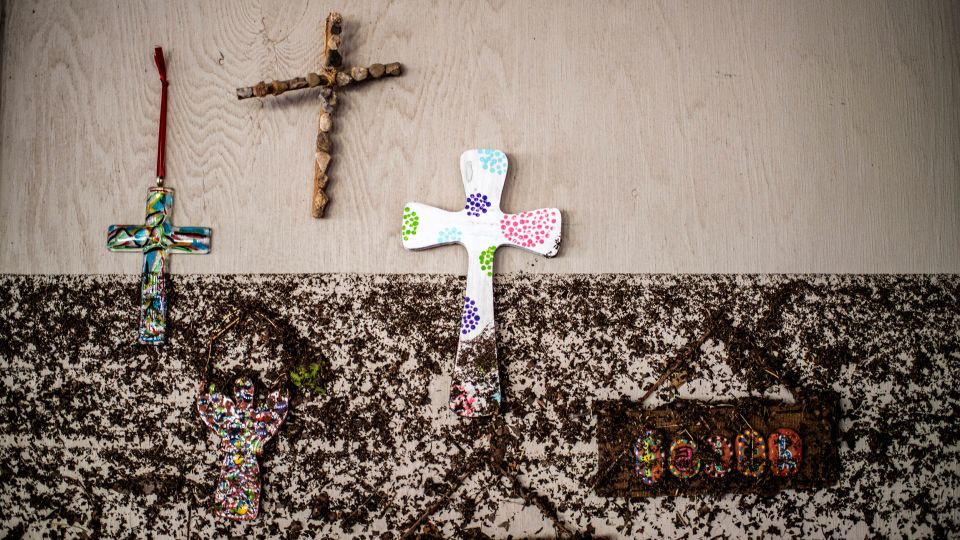 Mädchen im Alter von 7 Jahren waren wach von Überschwemmungen erschrocken, die ihren geliebten Lagermystiker zerstörten. Wie sich die tödliche Tragödie abspielte