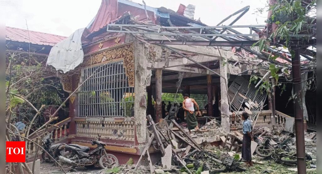 Al menos 23 muertos después del ataque aéreo en el monasterio budista en Myanmar Al menos 23 muertos después del ataque aéreo en el monasterio budista en Myanmar