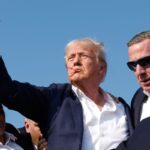 Trump estaba sangrando tanto en la cama del hospital después de un intento de asesinato que el personal pensó que había sido golpeado cinco veces.