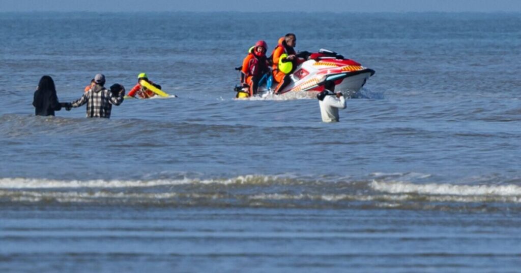 Policía francesa que usa táctica de Jetski para detener los barcos migrantes | Reino Unido | Noticias