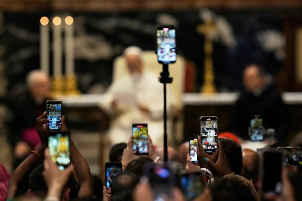 Papst Leo XIV bekommt Rockstars Willkommen beim katholischen Influencer Festival