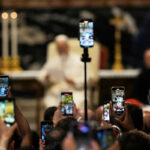 Papst Leo XIV bekommt Rockstars Willkommen beim katholischen Influencer Festival