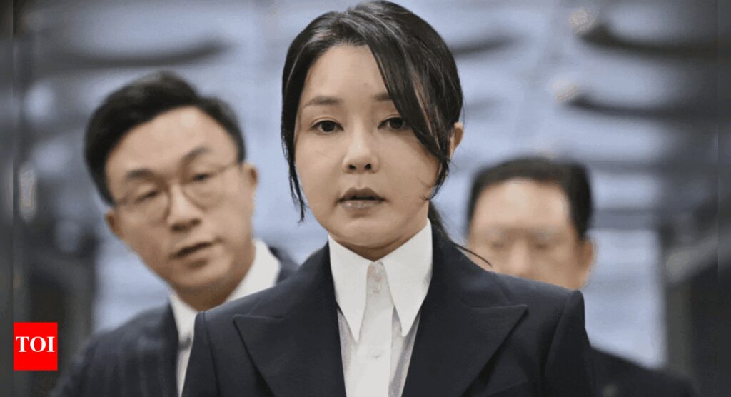 Südkorea Martial Law Sonde: Ex-First Lady Kim Keon Hee, ehemaliger Premierminister Han Duck-soo angeklagt; beschuldigt, die Machtpartei der Menschen beeinflusst zu haben Südkorea Martial Law Sonde: Ex-First Lady Kim Keon Hee, ehemaliger Premierminister Han Duck-soo angeklagt; beschuldigt, die Machtpartei der Menschen beeinflusst zu haben
