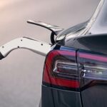 HOA sagte zu Hausbesitzer, dass sie keine Tesla in ihrer eigenen Einfahrt aufladen konnten – nicht wegen des Fahrzeugs, sondern weil das Verlängerungskabel hässlich aussah