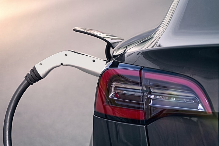 HOA sagte zu Hausbesitzer, dass sie keine Tesla in ihrer eigenen Einfahrt aufladen konnten – nicht wegen des Fahrzeugs, sondern weil das Verlängerungskabel hässlich aussah