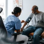 Neue Blutdruckrichtlinien empfehlen einen früheren Start zur Behandlung und zum Ausspringen von Alkohol