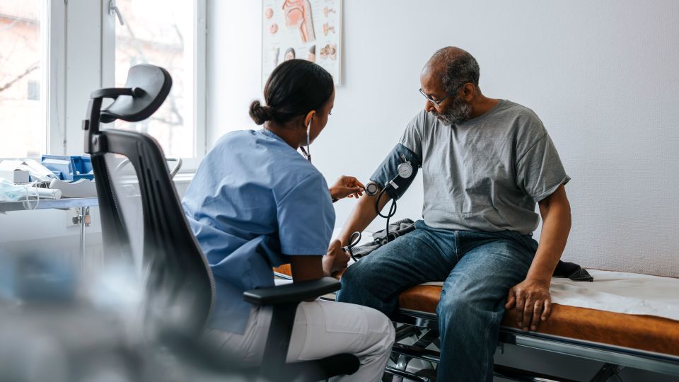 Neue Blutdruckrichtlinien empfehlen einen früheren Start zur Behandlung und zum Ausspringen von Alkohol Neue Blutdruckrichtlinien empfehlen einen früheren Start zur Behandlung und zum Ausspringen von Alkohol