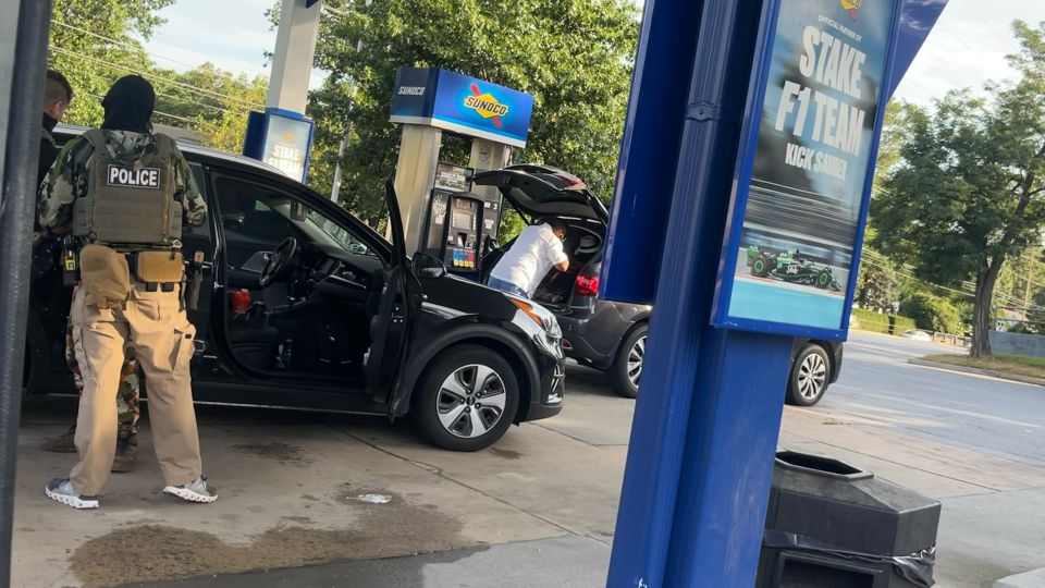 Ich blieb zum Benzin stehen und erlebte eine Eisverhaftung. Dann verbrachte ich Tage damit, nach dem Mann zu suchen, der inhaftiert wurde Ich blieb zum Benzin stehen und erlebte eine Eisverhaftung. Dann verbrachte ich Tage damit, nach dem Mann zu suchen, der inhaftiert wurde