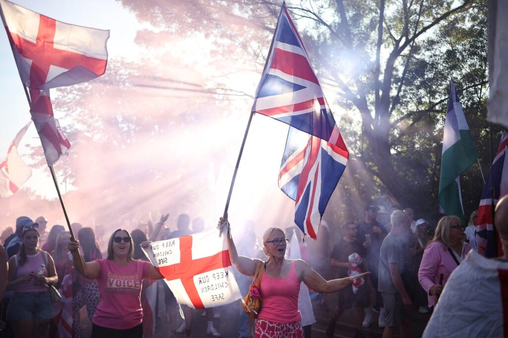 Befürchtungen vor Massenunruhen, nachdem die Richter das Verbot von Wohnmigranten im protestbezogenen Epping-Hotel widerrufen hatten Befürchtungen vor Massenunruhen, nachdem die Richter das Verbot von Wohnmigranten im protestbezogenen Epping-Hotel widerrufen hatten