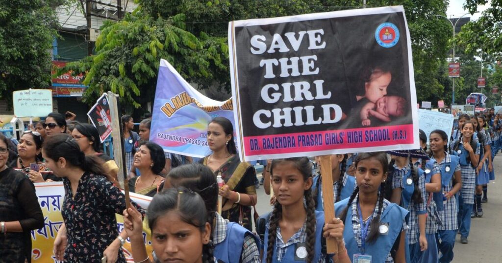 Die zweijährigen Augen stürmten aus und die Hände über die Schulden ihres Vaters niedergeschlagen | Welt | Nachricht Die zweijährigen Augen stürmten aus und die Hände über die Schulden ihres Vaters niedergeschlagen | Welt | Nachricht