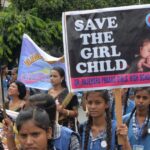 Die zweijährigen Augen stürmten aus und die Hände über die Schulden ihres Vaters niedergeschlagen | Welt | Nachricht