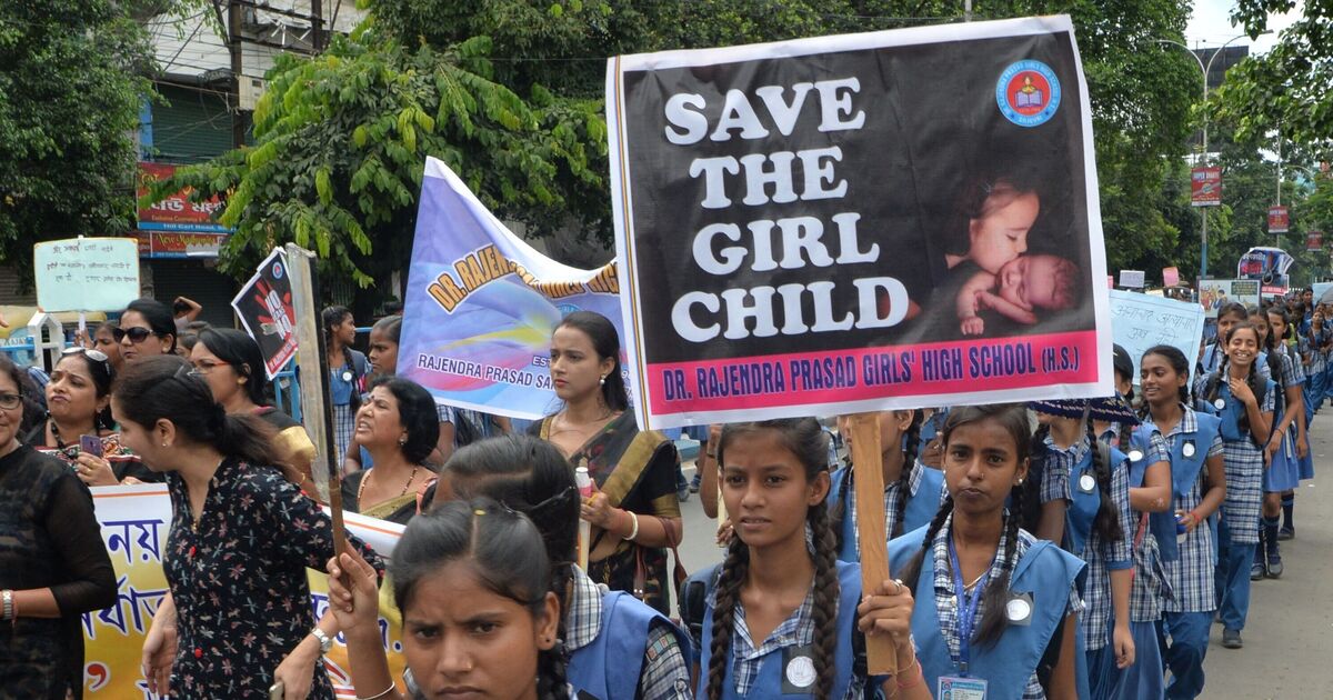 Die zweijährigen Augen stürmten aus und die Hände über die Schulden ihres Vaters niedergeschlagen | Welt | Nachricht