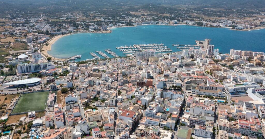 Der 22 -jährige britische Tourist, schwer verletzt, nachdem er drei Stockwerke von Ibiza Balcony gestürzt hatte | Welt | Nachricht