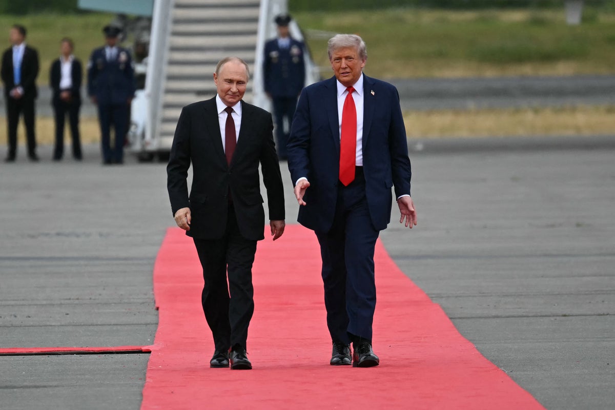 Er rollte den roten Teppich für einen angeklagten Kriegsverbrecher aus und alles bekam eine Einladung nach Moskau