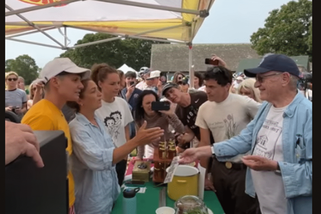 Alan Dershowitz bestritt Pierogi erneut, als Marthas Weinbergbewohner „Zeit bis zu gehen“ sangen.