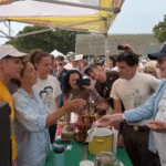 Alan Dershowitz bestritt Pierogi erneut, als Marthas Weinbergbewohner „Zeit bis zu gehen“ sangen.