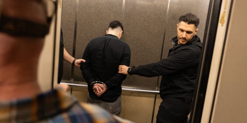 Der Richter befiehlt die Eisanlage, die Häftlinge nicht mehr zu zwingen, auf dem Boden zu schlafen