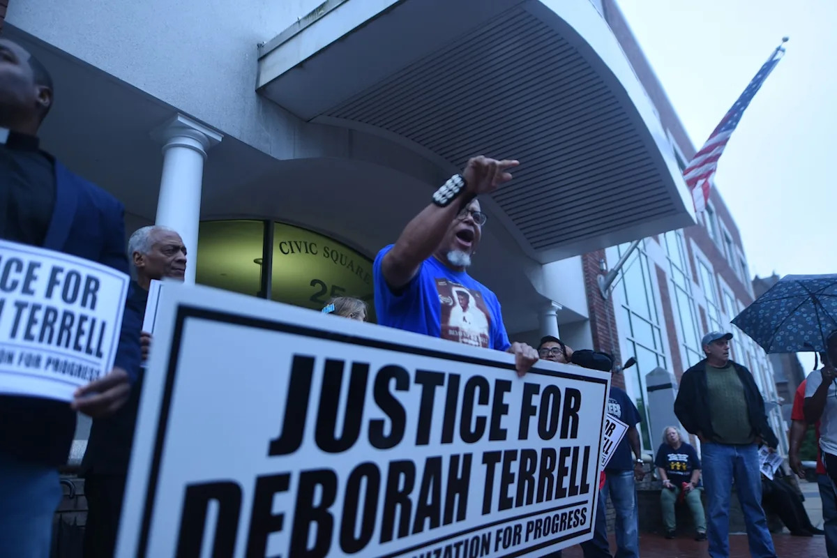 NJ Police Shooting von 68-jähriger Frau mit Behinderung sparks Gemeinschaft Empörung und hat wenig Details NJ Police Shooting von 68-jähriger Frau mit Behinderung sparks Gemeinschaft Empörung und hat wenig Details