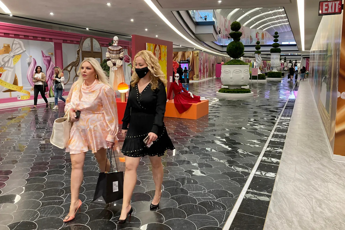 New Jerseys massive amerikanische Dream Mall verklagte am Sonntag wegen Verkaufs von Kleidung