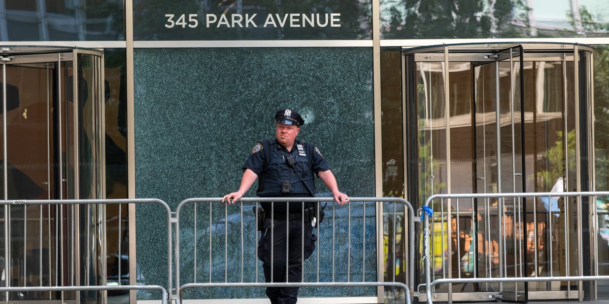 Eine Wache sagte mir, dass es in der Nähe einen aktiven Schützen gab. Es waren die 3 Wörter, die er als nächstes sagte, dass mich wirklich Angst hatte. Eine Wache sagte mir, dass es in der Nähe einen aktiven Schützen gab. Es waren die 3 Wörter, die er als nächstes sagte, dass mich wirklich Angst hatte.
