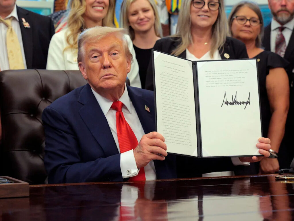 Trump baumelt die Idee von Regierungsprüfungen, um die Menschen dazu zu bringen, für seine Kampagne zu spenden Trump baumelt die Idee von Regierungsprüfungen, um die Menschen dazu zu bringen, für seine Kampagne zu spenden