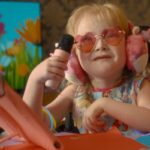 Behinderte Kinder mit einer nationalen Krise, während Tausende Monate auf Rollstühle warten