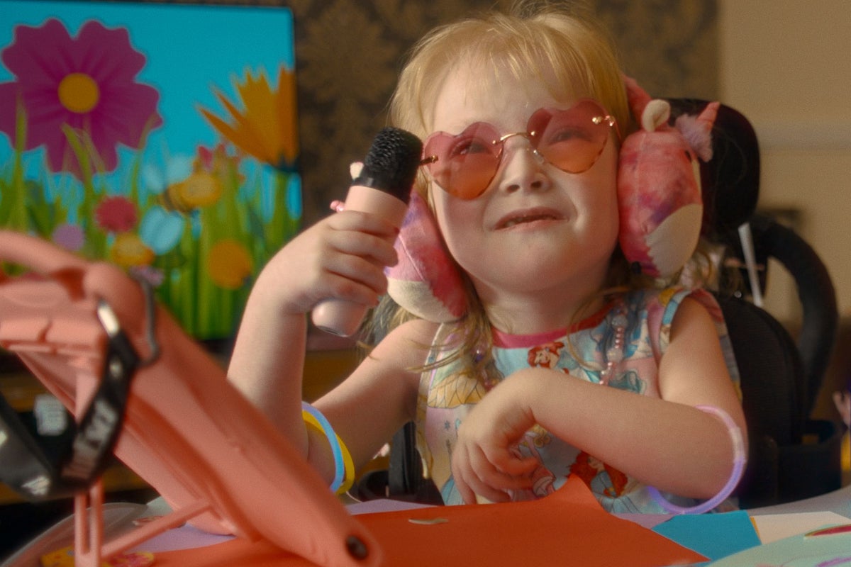 Behinderte Kinder mit einer nationalen Krise, während Tausende Monate auf Rollstühle warten