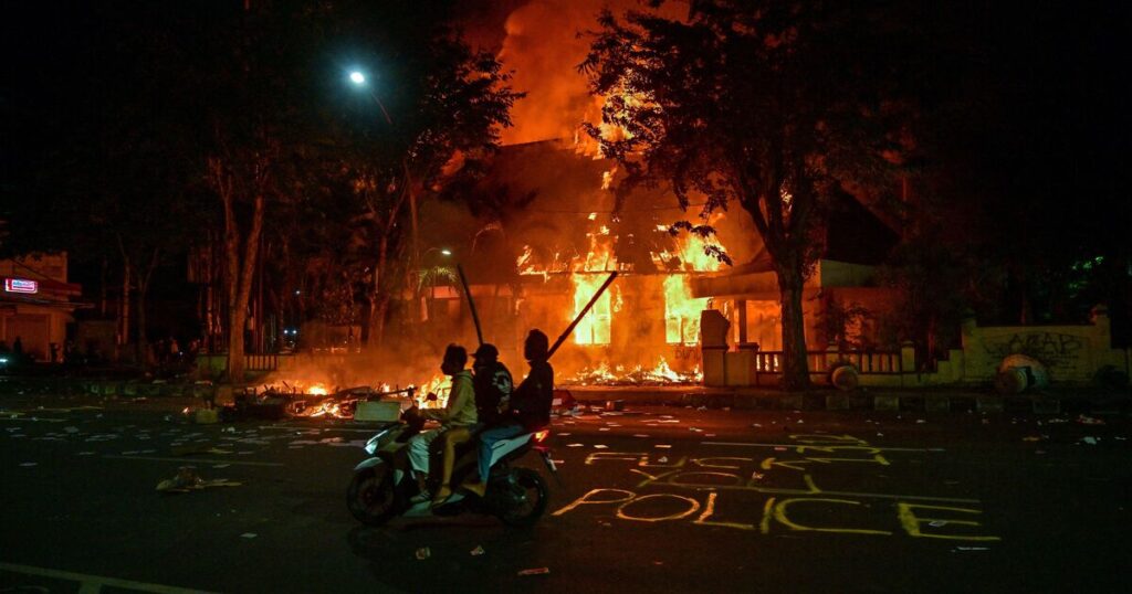 Die Briten fangen im Bali -Chaos auf, als tödliche Unruhen sieben getötet werden | Welt | Nachricht