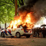 Randalierer greifen die Polizei in Anti-Migrations-Proteste in Den Haag an