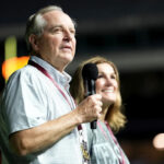 Der Präsident von Texas A & M tritt nach dem Umbruch über das Klassenzimmervideo zurück Der Präsident von Texas A & M tritt nach dem Umbruch über das Klassenzimmervideo zurück
