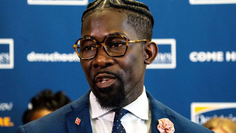 Eisverhaftung Superintendent des größten Schulbezirks Iowa Eisverhaftung Superintendent des größten Schulbezirks Iowa