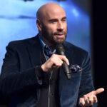 John Travolta äußert sich zu Wort, nachdem „ekelhaftes“ Foto von Zuhause im Internet für Empörung gesorgt hat: „Es ist ein praktischer Grund“ John Travolta äußert sich zu Wort, nachdem „ekelhaftes“ Foto von Zuhause im Internet für Empörung gesorgt hat: „Es ist ein praktischer Grund“