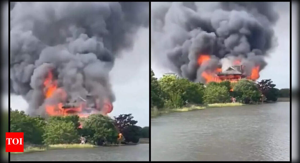 Uhr: Fire Engulfs South Carolina Richters Strandhaus; Video zeigt hoch aufragende Rauchwolken
