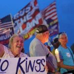 Was sind „No Kings“-Proteste? Warum sich Tausende gegen Trump auflehnen und wie das MAGA-Regime zurückschlägt