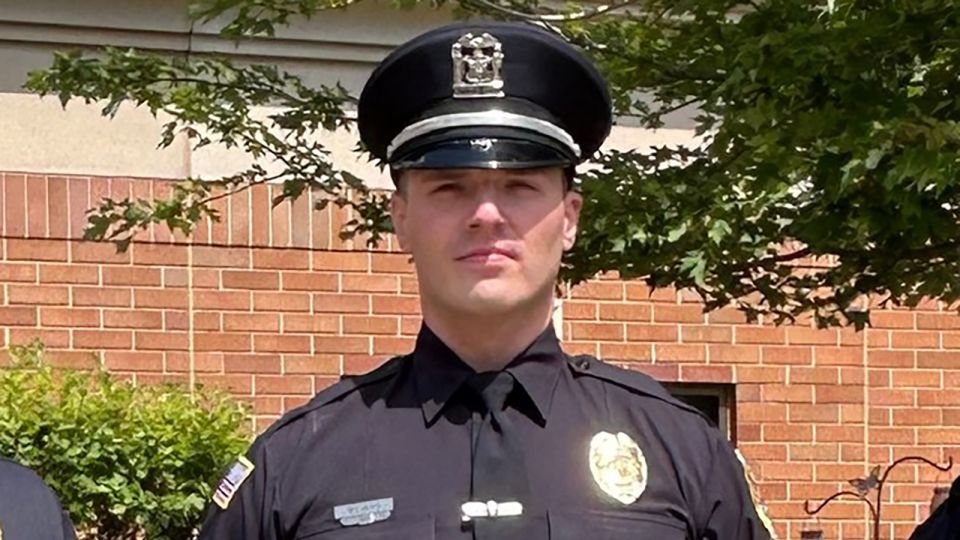 ICE verhaftet Polizisten in einem Vorort von Chicago und wirft ihm vor, sich illegal in den USA aufzuhalten ICE verhaftet Polizisten in einem Vorort von Chicago und wirft ihm vor, sich illegal in den USA aufzuhalten