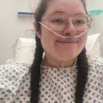 Krankenschwester, die Schmerzen als Muskelverletzung abgewiesen hat Krankenschwester, die Schmerzen als Muskelverletzung abgewiesen hat