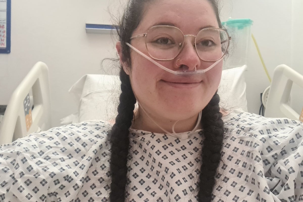 Krankenschwester, die Schmerzen als Muskelverletzung abgewiesen hat Krankenschwester, die Schmerzen als Muskelverletzung abgewiesen hat