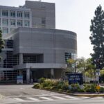 Bundesagenten hielten ihn 37 Tage lang in einem Krankenhaus, zeitweise an sein Bett gefesselt, ohne ihn aufzuladen