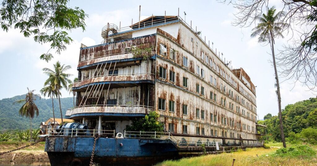 Im Inneren des gruseligen „schwimmenden“ Hotels, das nach Todesfällen in einem von Briten geliebten Land verlassen wurde | Welt | Nachricht Im Inneren des gruseligen „schwimmenden“ Hotels, das nach Todesfällen in einem von Briten geliebten Land verlassen wurde | Welt | Nachricht