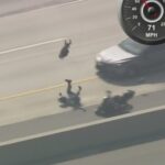 Fliehender Motorradfahrer, der verdächtigt wird, Sheriff-Stellvertreter erschossen zu haben, stürzt mitten in der Verfolgung