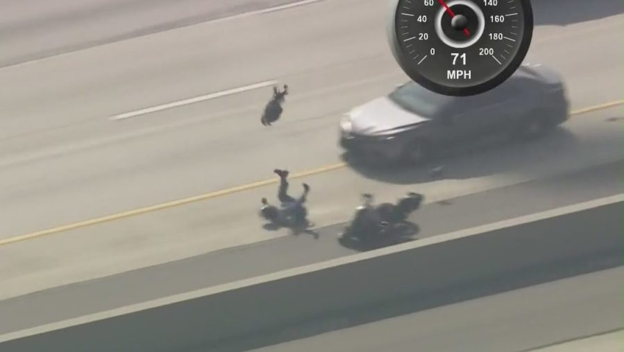 Fliehender Motorradfahrer, der verdächtigt wird, Sheriff-Stellvertreter erschossen zu haben, stürzt mitten in der Verfolgung Fliehender Motorradfahrer, der verdächtigt wird, Sheriff-Stellvertreter erschossen zu haben, stürzt mitten in der Verfolgung