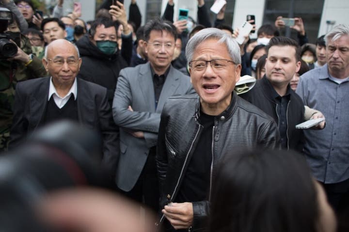 Jensen Huang, CEO von Nvidia, sagt, er sei „überrascht“, dass AMD im Rahmen seines Deals mit OpenAI 10 % des Unternehmens abgeben würde: „Das ist clever, denke ich.“