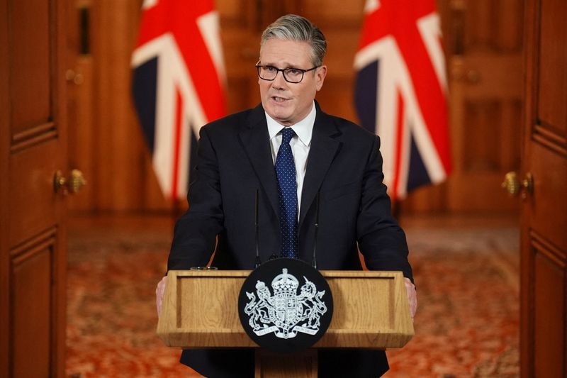 Der britische Starrer bestreitet den Versuch, China zu besänftigen, sagt, dass der Spionagefall aus rechtlichen Gründen gefallen ist